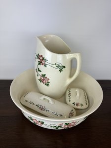 Keramická umyvadlová souprava s květinovým motivem