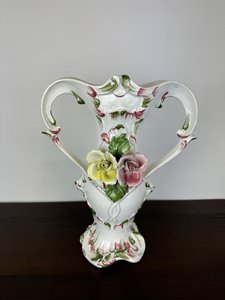 Porcelánová váza s květinovým reliéfem a bohatě zdobenými uchy