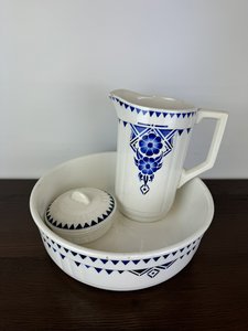 Modrobílá keramická umyvadlová souprava s džbánem a mýdlenkou