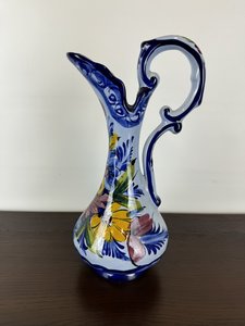 Ručně malovaný dekorativní džbán s vysokým úchytem a květinovým motivem