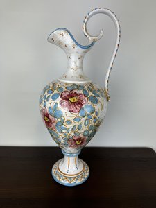 Porcelánový dekorativní džbán s květinovým motivem a ladným úchytem