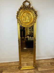 Nástěnné zrcadlo,  zdobené motivy květin a listů