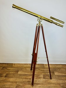 Replika mosazného dalekohledu na dřevěném stativu