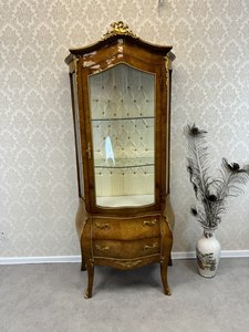 Vitrína ve stylu ludvíka XV. s prosklenými dveřmi a zlacenými detaily