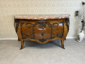 Komoda - břichatka s mramorovou deskou a bohatým kováním