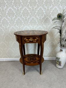 Vykládaný oválný stolek s intarzií a dekorativními prvky