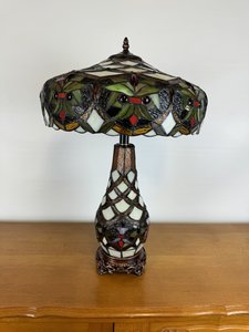 Stolní lampa s vitrážovým stínidlem ve stylu Tiffany