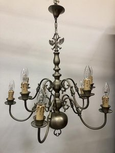 Antický mosazný lustr s osmi rameny a orlími detaily v empírovém stylu