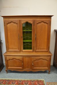 Dřevěná knihovna s proskleným středem a zeleným interiérem, styl 40.–50. léta 20. století