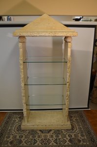 Vitrína ve stylu antické architektury