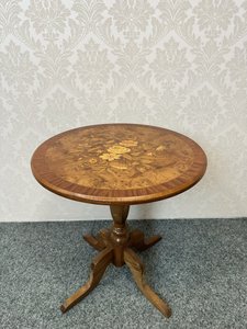 Intarzovaný stolek  s květinovým motivem