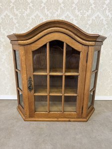 Závěsná vitrína s prosklenými stěnami