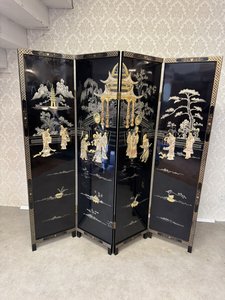 Černý paravan s perleťovou aplikací a orientální scénou