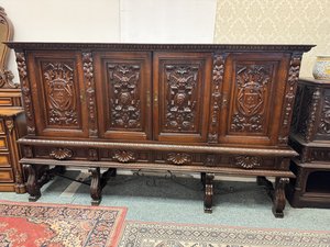 Komoda s řezbami a erby