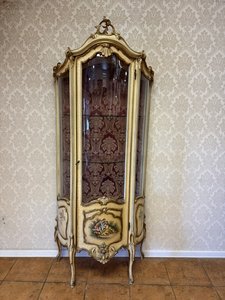 Vitrína s s jemným malovaným dekorem