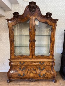 Tvarovaná vitrína s intarzií