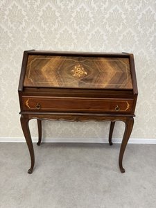 Intarzovaný psací stolek