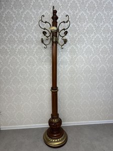 Stojanový věšák s mosaznými háky