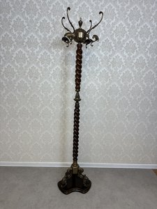 Točený věšák s litinovým podstavcem