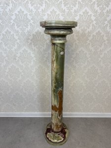 Sloup z leštěného onyxu