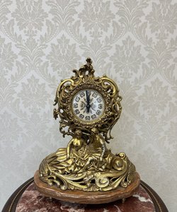 Stolní hodiny s figurální scénou