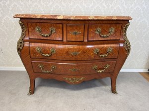 Břichatka s mramorovou deskou a bronzovými detaily 