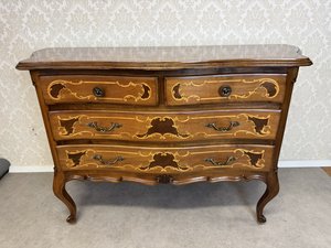 Intarzovaná komoda se zahnutými nohami 