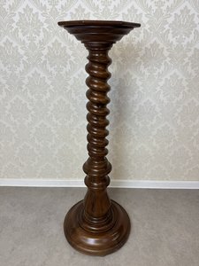 Točený sloupový podstavec z masivu 