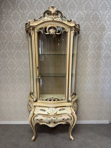 Malovaná vitrína s tvarovaným prosklením