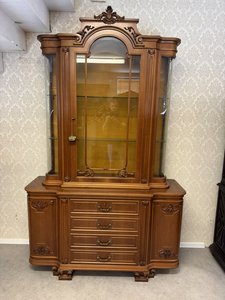 Prosklená vitrína s vyřezávanými detaily 