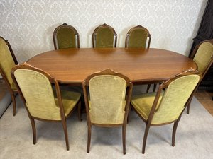 Elegantní jídelní souprava pro osm osob