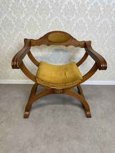 Italské křeslo ve stylu Savonarola