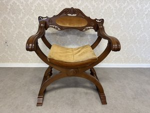 Italské křeslo ve stylu Savonarola