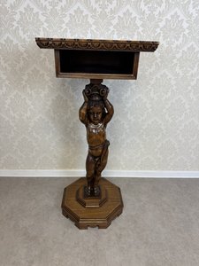 Italský stolek nesený postavou andílka