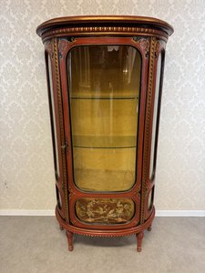 Vitrína s malovaným dekorem