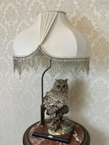 Lampa sovou od Giuseppe Armaniho