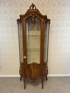 Dřevěná vitrína s klenutým prosklením