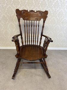 Dřevěné houpací křeslo s řezbou