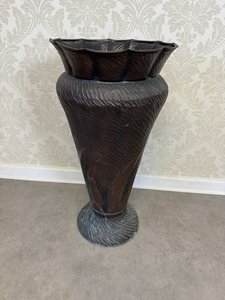 Dekorativní kovová váza s patinou