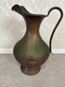 Dekorativní kovový džbán s uchem