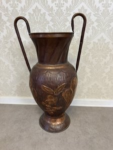 Vysoká dekorativní váza z tepaného kovu