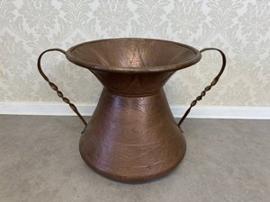 Měděná venkovská nádoba s ušima