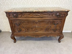 Dřevěná komoda s mramorem