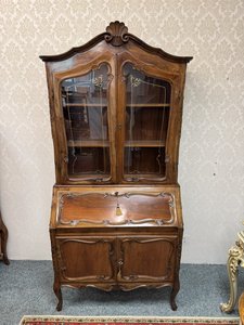 Sekretář s prosklenou nástavbou