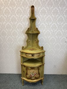 Malovaná rohová skříňka ve stylu benátského baroka