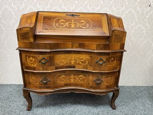 Intarzovaný psací stolek