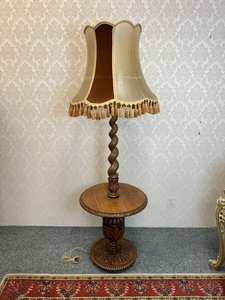 Stojací lampa se stolkem