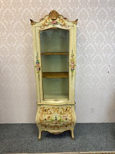 Malovaná vitrína ve stylu benátského baroka