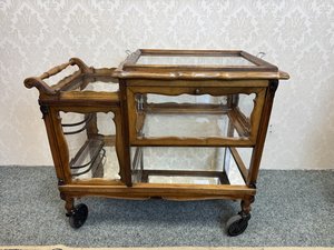 Servírovací vozík se sklem