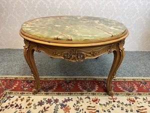 Elegantní stolek s onyxovou deskou